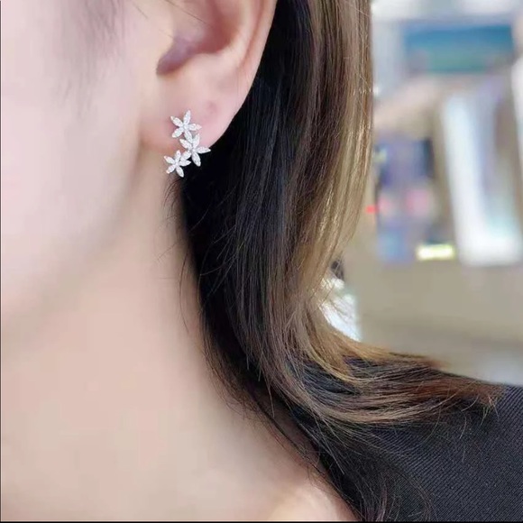 New 925 Silver Beautiful Flowers Stud Earrings - Picture 2 of 6